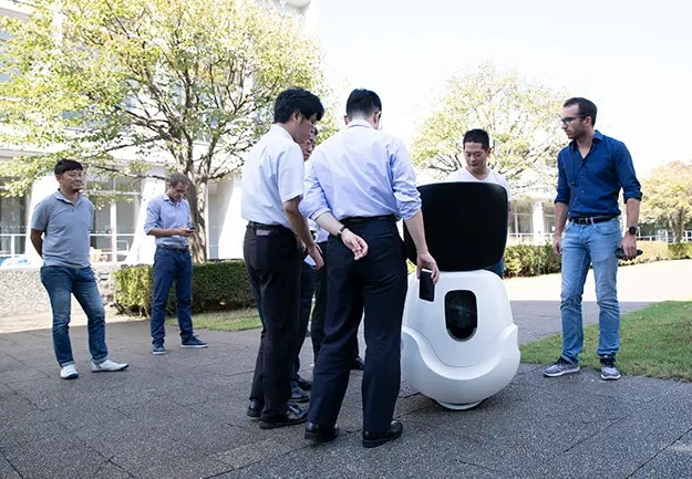 イタリアから陸上配送ドローン日本初上陸！慶応義塾大学湘南藤沢キャンパスでの実験報告