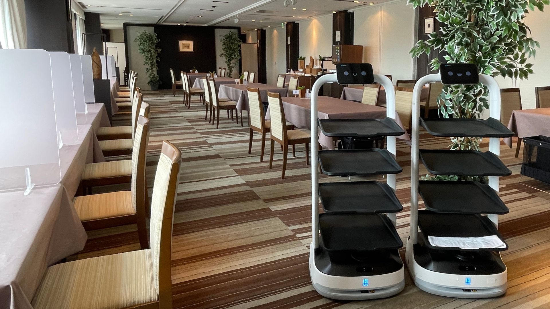 ロボットありきの店舗運営によりスタッフ1名分の業務工数削減を実現