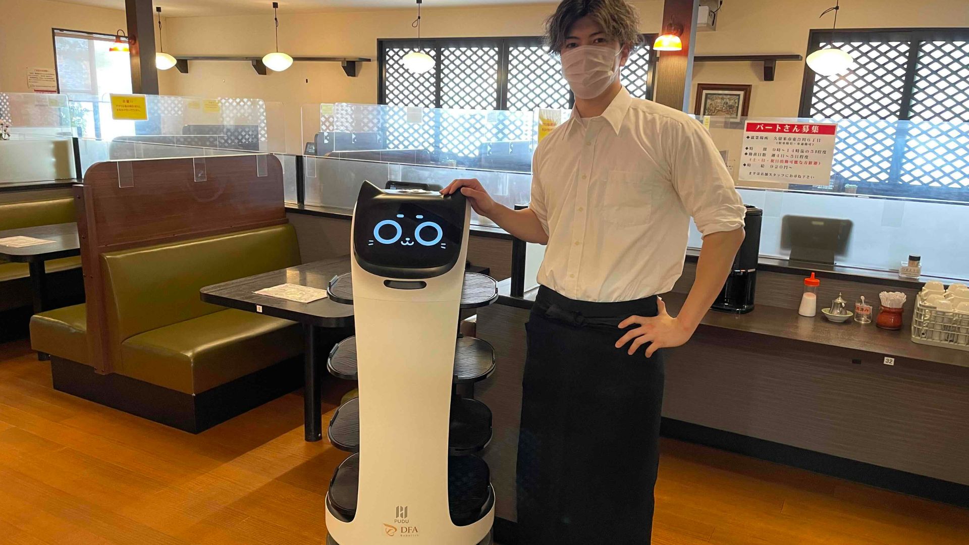 鉄板が重いステーキの配膳をロボットに任せスタッフの負担軽減に