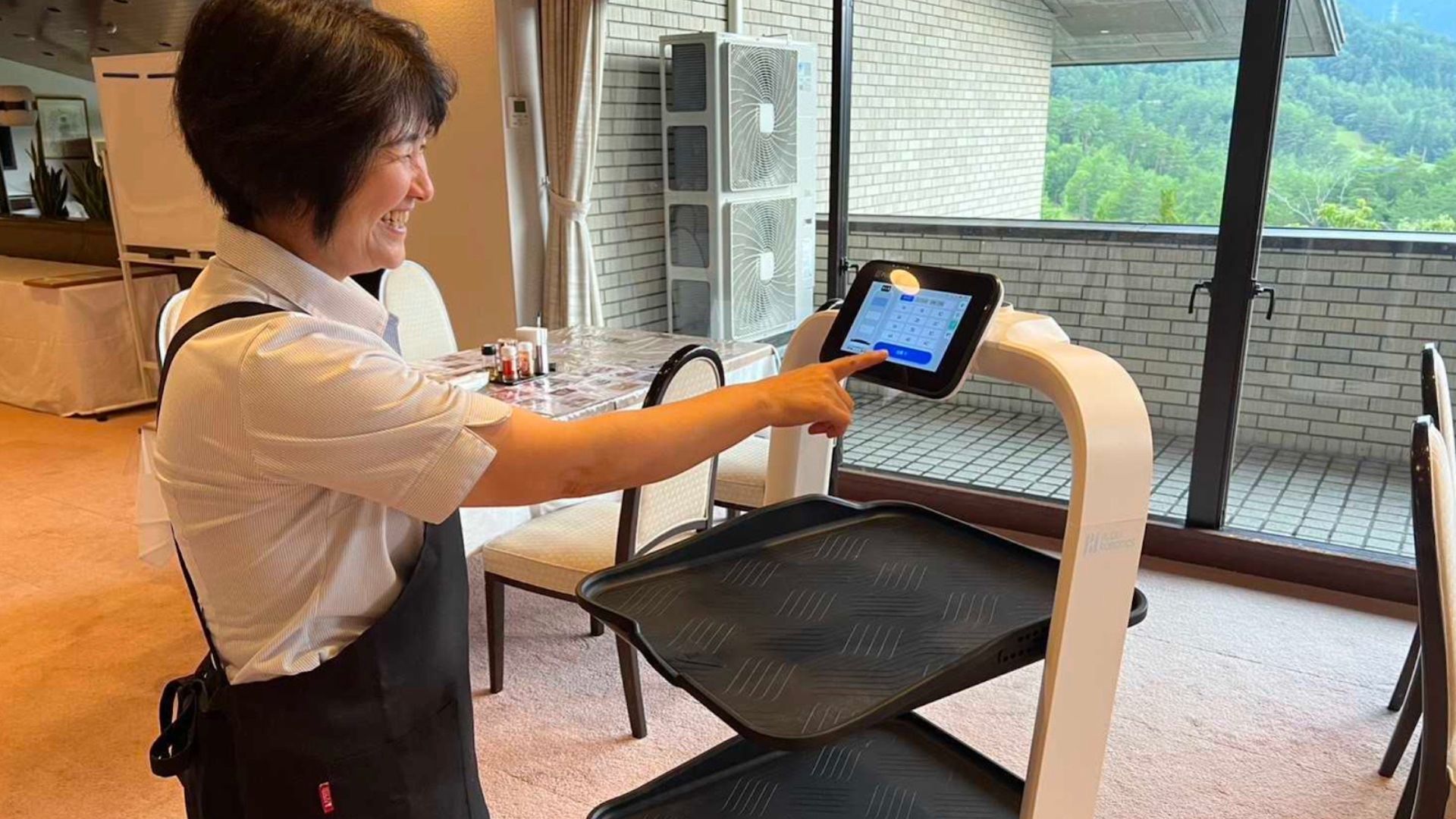 未来の人手不足対策としてロボットを導入。下げ膳サポートに活用し業務効率の向上に寄与