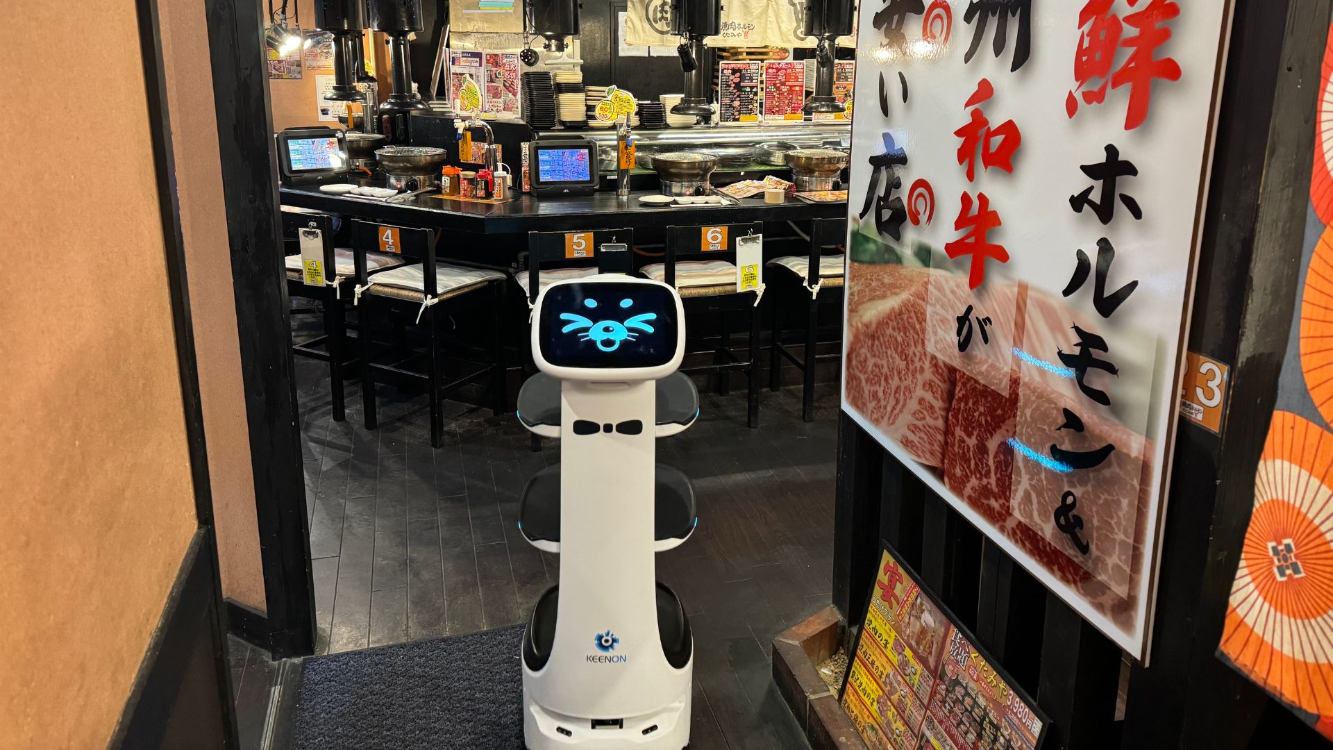 配膳ロボットをKEENON T8に切り替え、通路が狭い場所でも止まらずスイスイ走行！月額利用費もダウン