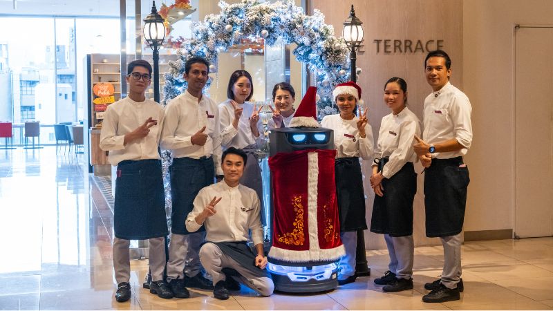 150㎏にも及ぶ食器類をロボットが下げ膳。身体的負荷を削減し、接客品質も向上。スタッフの教育の時間を創出する効果も