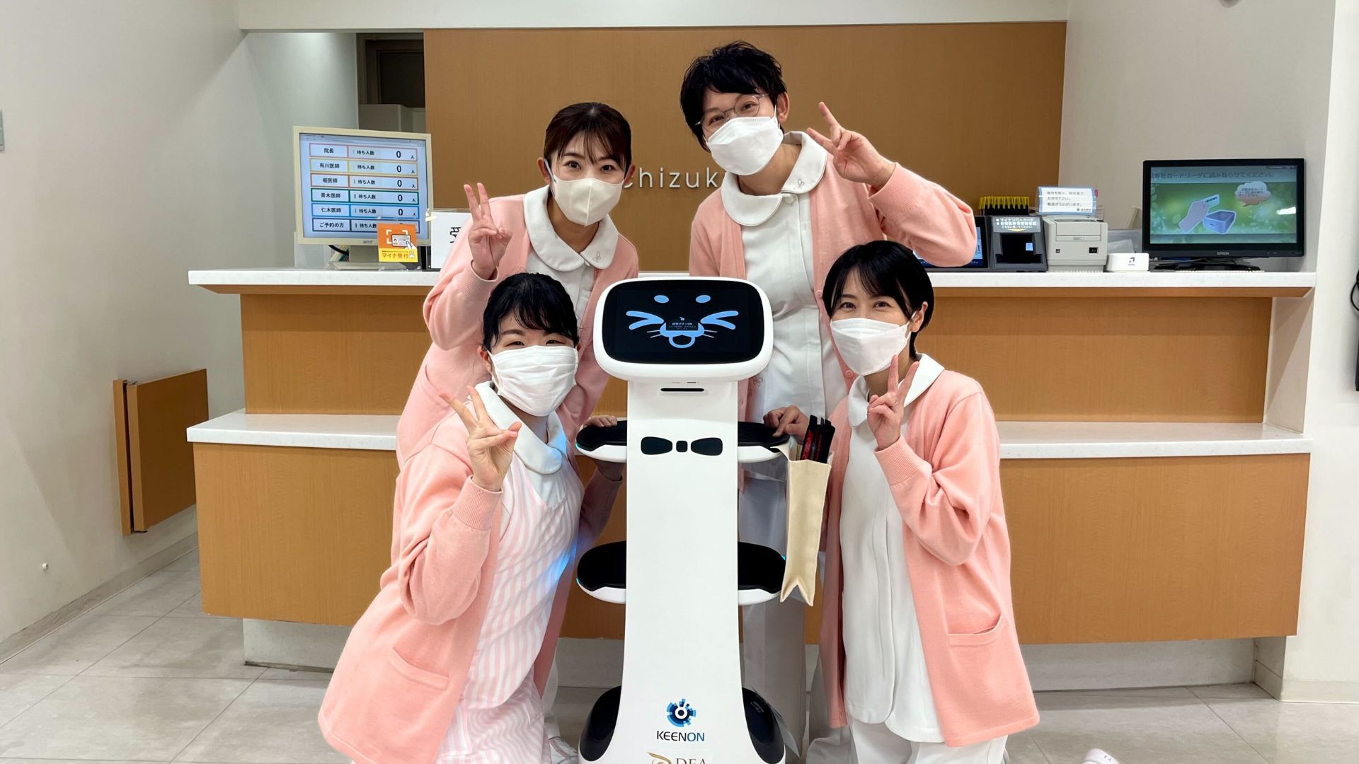 ロボットが眼科内でカルテを運搬し、診察・会計の待ち時間を削減！医療事務スタッフは業務に専念