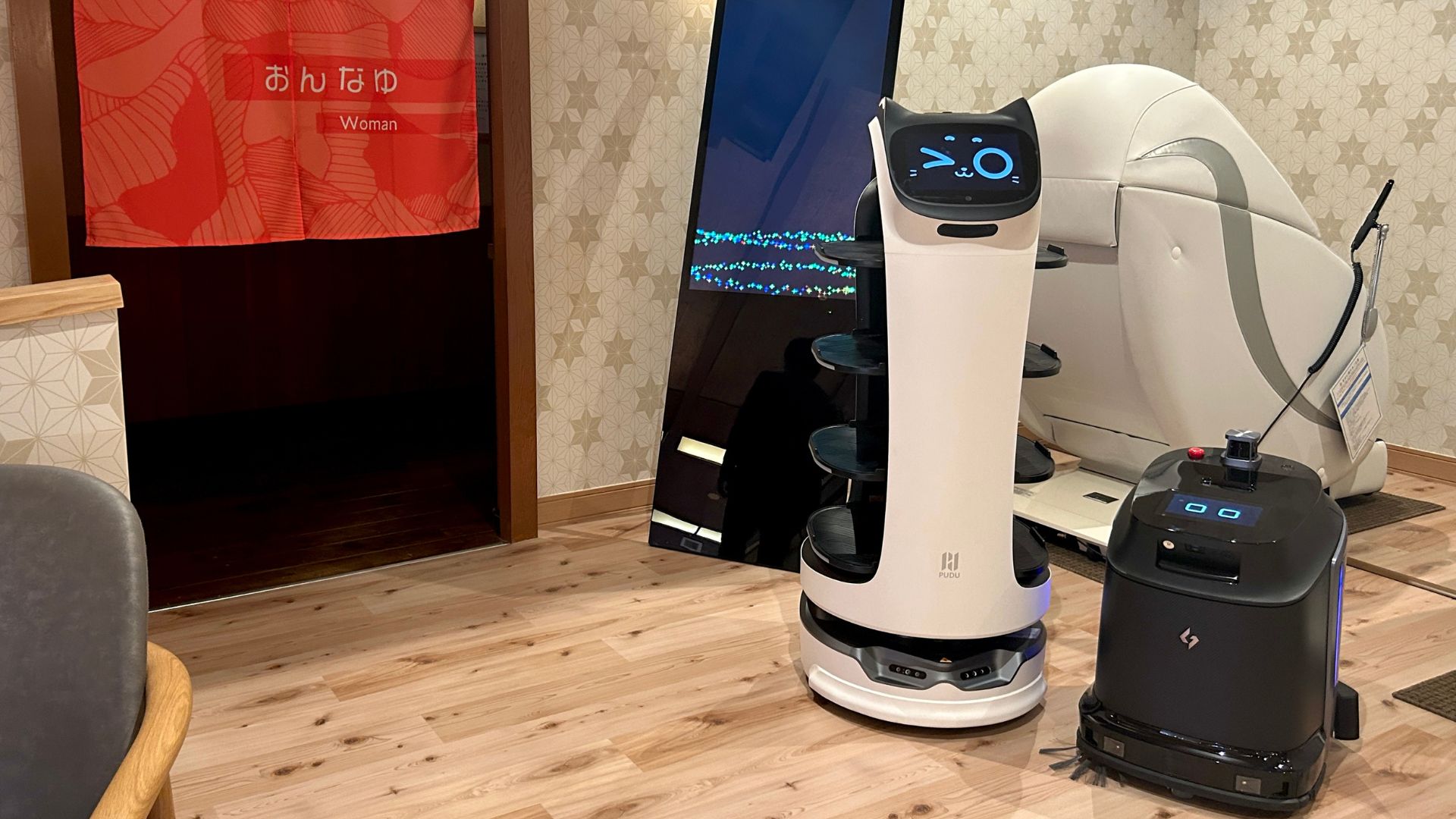 ロボットありきの店舗へリニューアル！配膳と清掃をロボットで自動化し、少ない人数でもスムーズな店舗運営