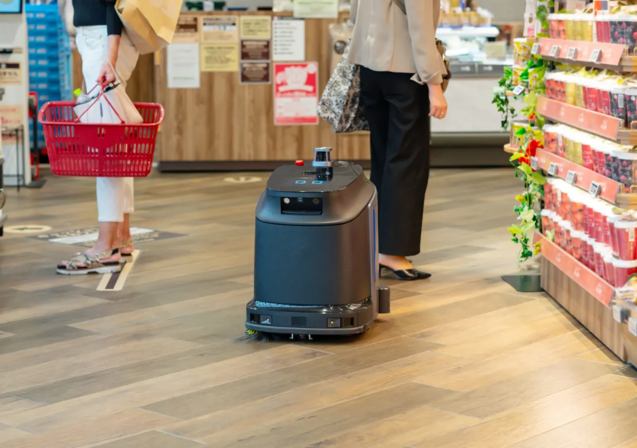 フロア美化と販促を同時に叶える 清掃・運搬ロボット