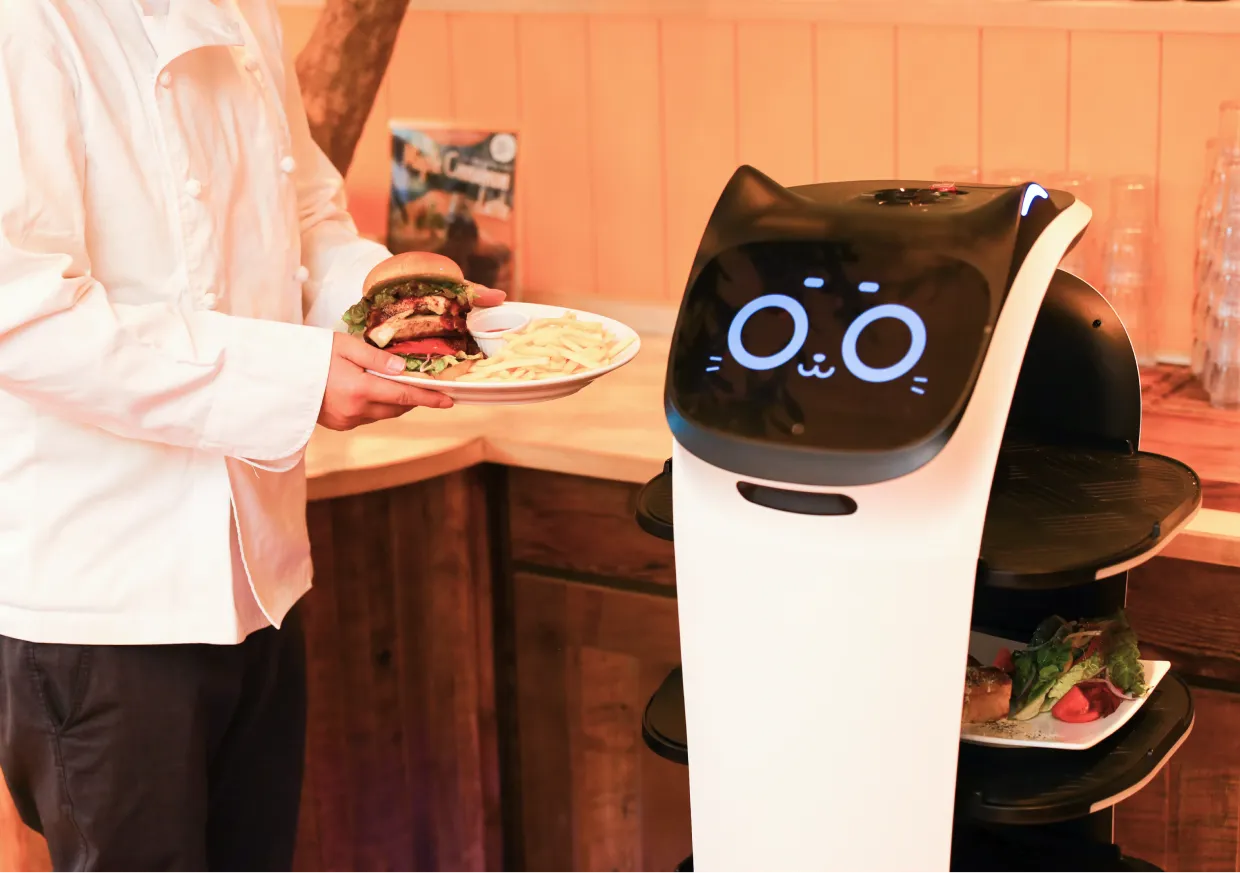 飲食店の売り上げを最大化する配膳・清掃ロボット