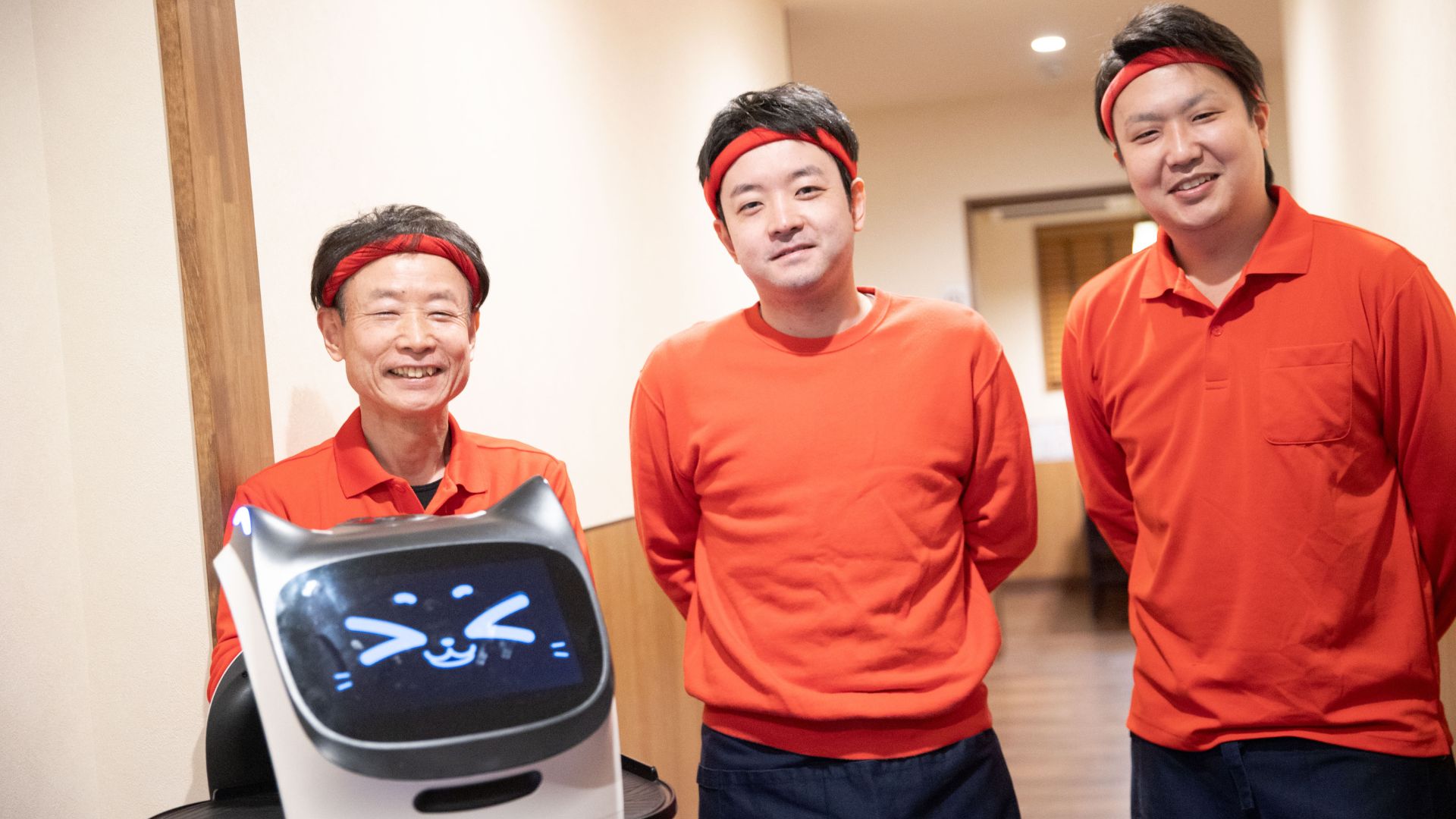 「配膳ロボット×通知アプリ」で個室利用の課題を克服！少人数で回る店舗運営と提供速度向上を実現。